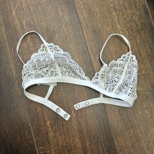 Cute white bralette with double buttons